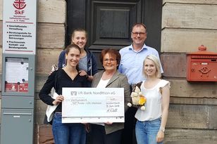 Spendenübergabe an Lea Lesehase